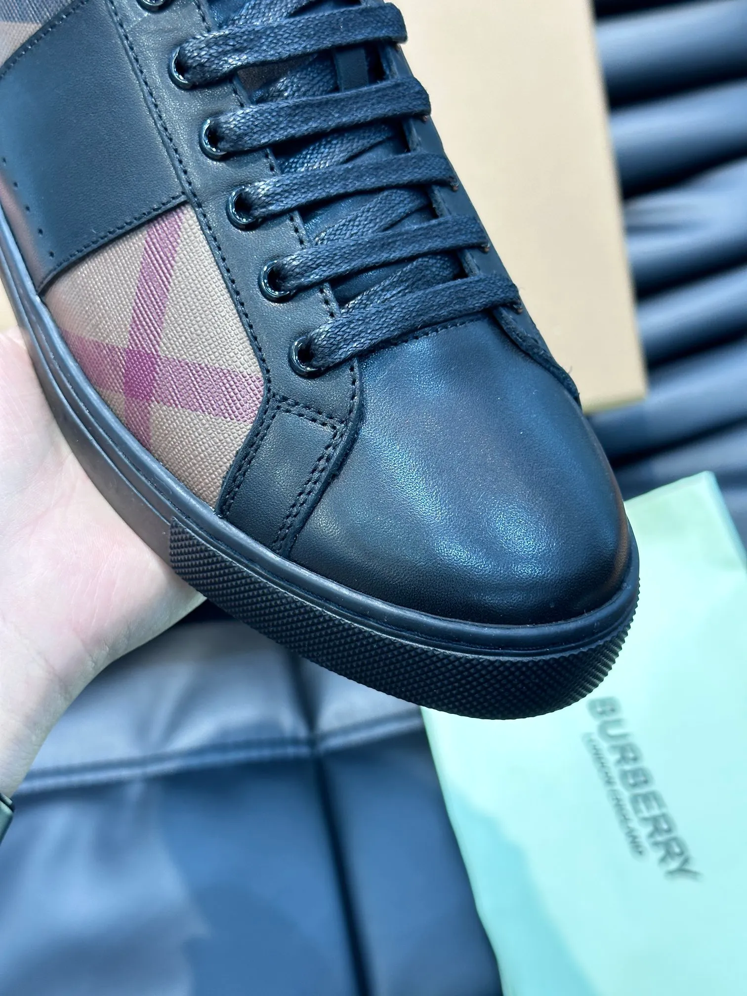 ¥380 B's men's classic low-top sneakers are reinterpreted in Vintage plaid cotton material and decorated with a new brand logo. First-layer cowhide lining, embossed Burberry logo on the heel, and original TPU outsole! Size: 38-44 (45 46 customized)